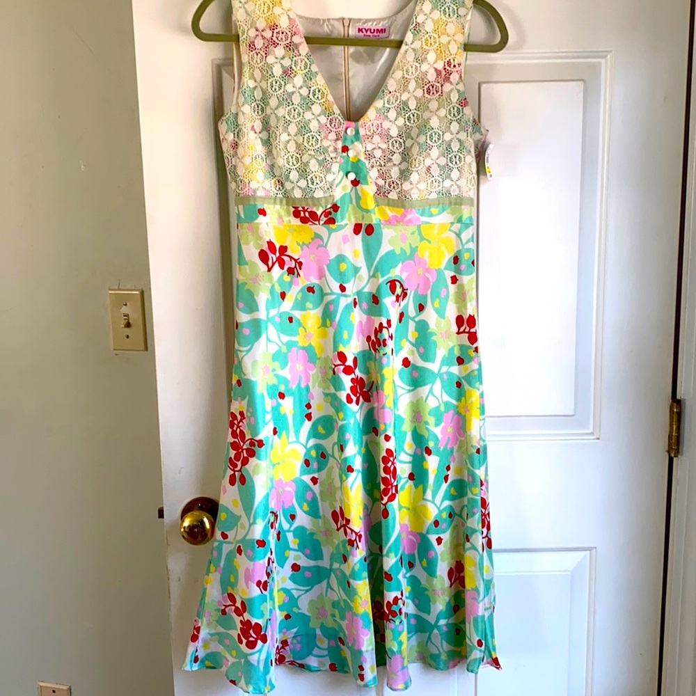 Kyumi New York, Floral pattern with lace. Size 6 100% silk never worn dress.